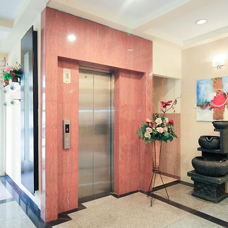 Super Oyo Capital O 175 K-60 Residence Сурабая Екстер'єр фото