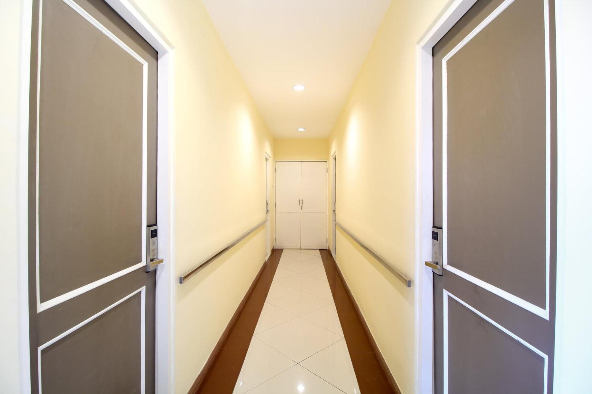 Super Oyo Capital O 175 K-60 Residence Сурабая Екстер'єр фото