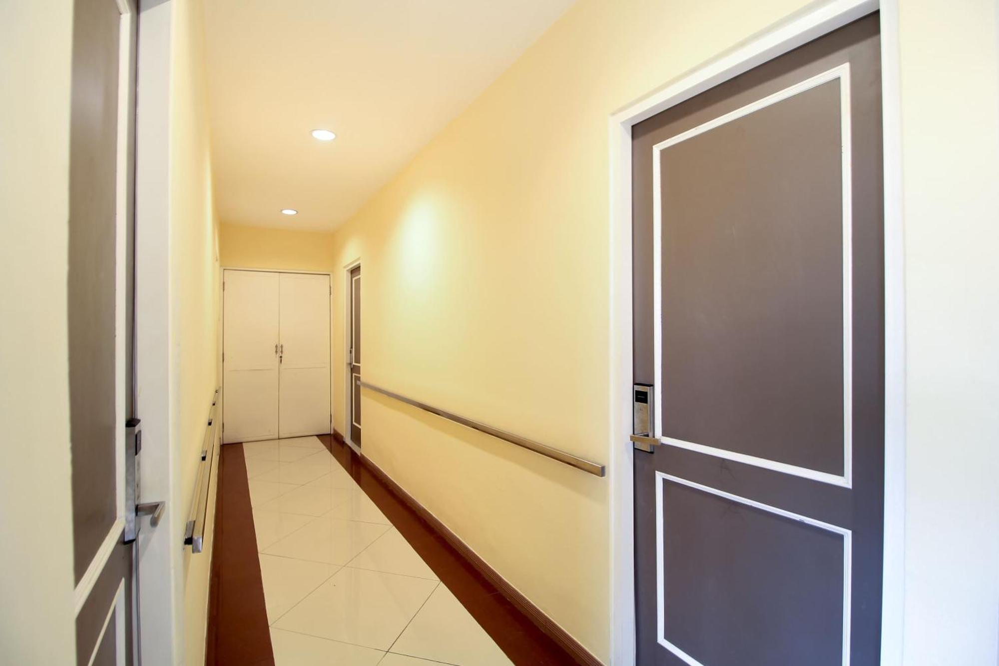 Super Oyo Capital O 175 K-60 Residence Сурабая Екстер'єр фото